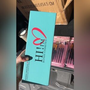 New in box : Hydrating & Detangling Conditioner Spray- With Heat Protectant